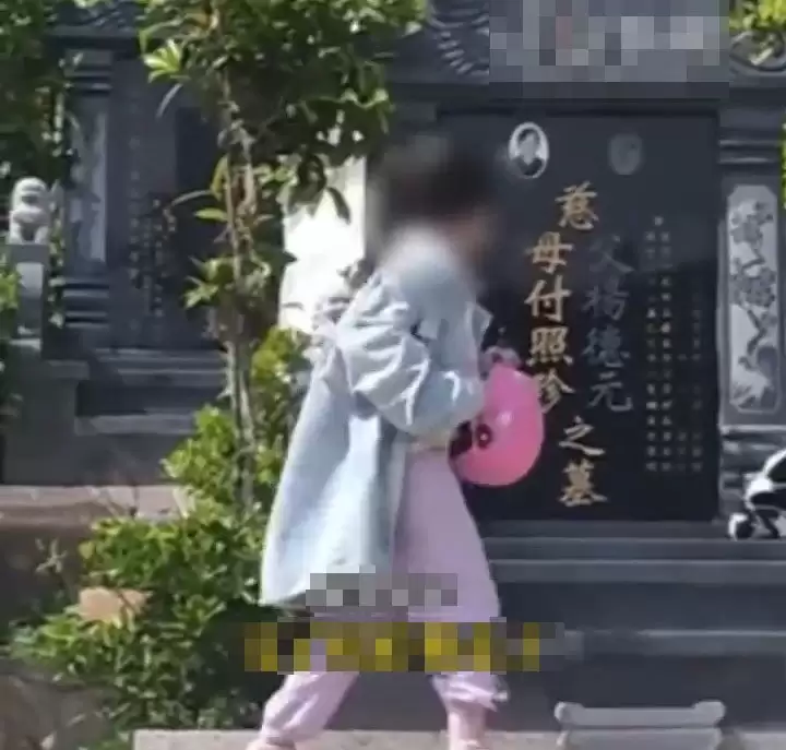 小孙女睡外公外婆墓前  父亲：她自幼由二人照顾︱有片