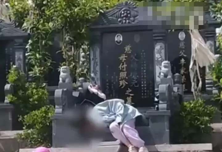 小孙女睡外公外婆墓前  父亲：她自幼由二人照顾︱有片