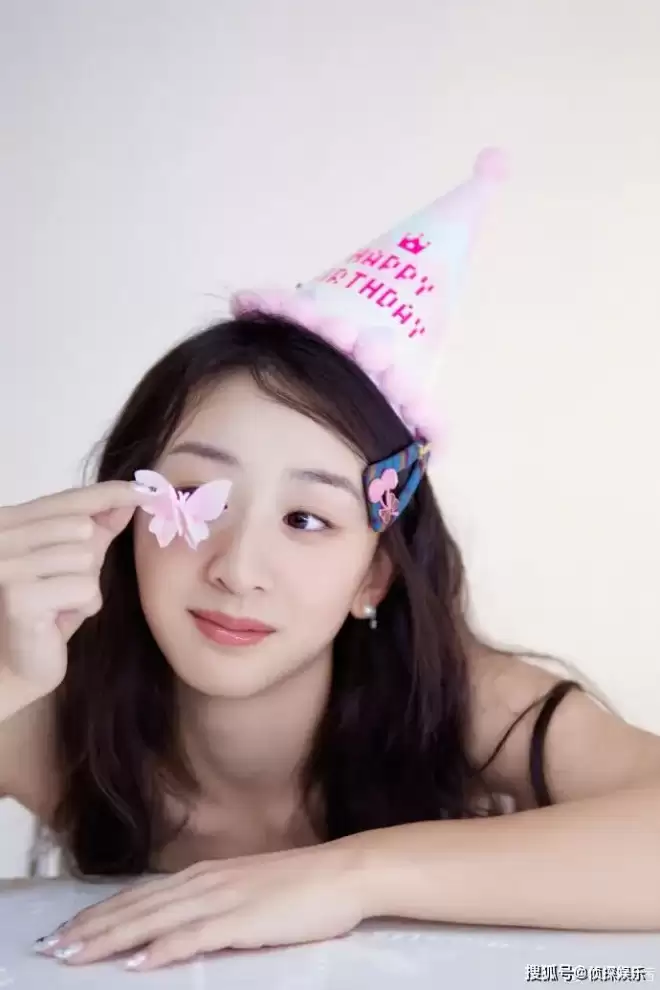 田亮女儿成年了！18岁森碟长成明媚自信大美女，生日写真夯爆了