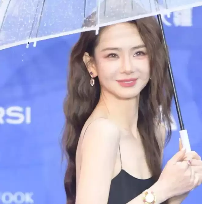 北影节开幕式红毯生图来了！舒淇晕妆，高圆圆脸发黄