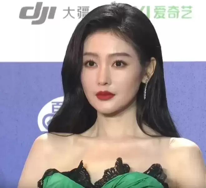 北影节开幕式红毯生图来了！舒淇晕妆，高圆圆脸发黄