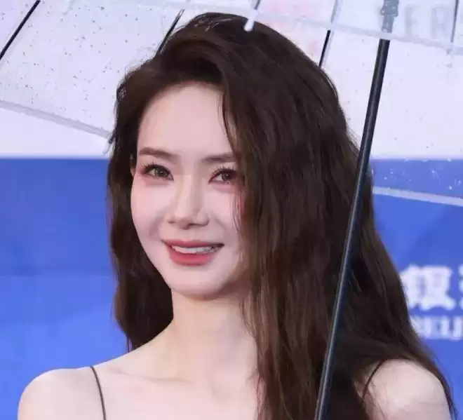 北影节开幕式红毯生图来了！舒淇晕妆，高圆圆脸发黄