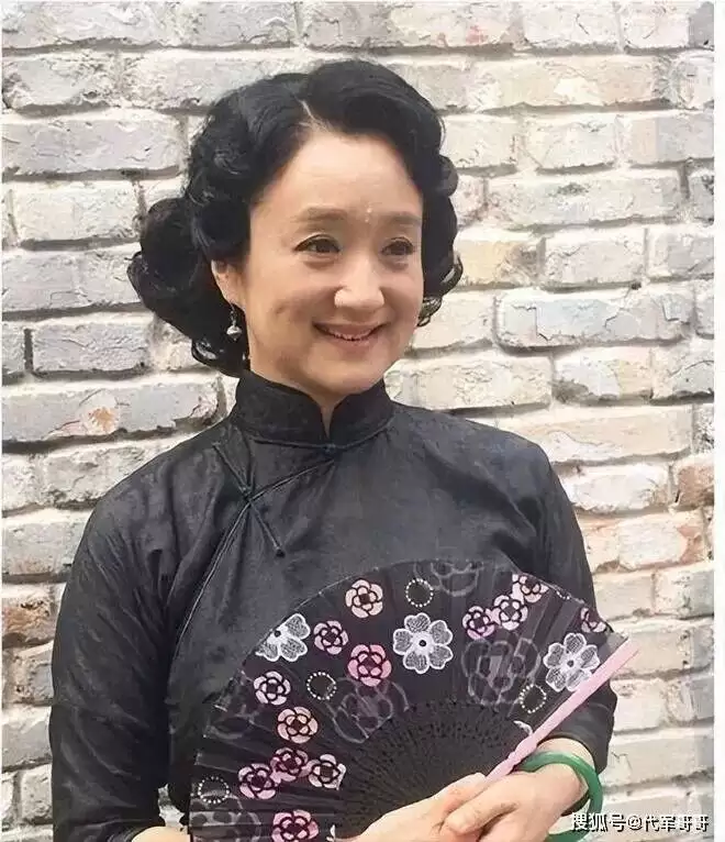 64岁杨昆:老公投资失败别墅被拍卖，无儿无女成遗憾