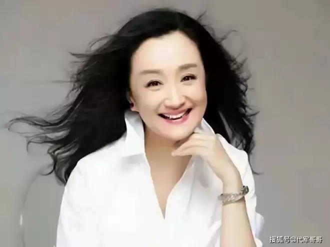 64岁杨昆:老公投资失败别墅被拍卖，无儿无女成遗憾