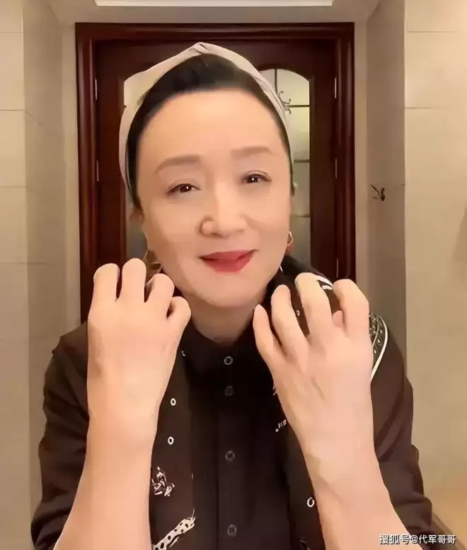 64岁杨昆:老公投资失败别墅被拍卖，无儿无女成遗憾