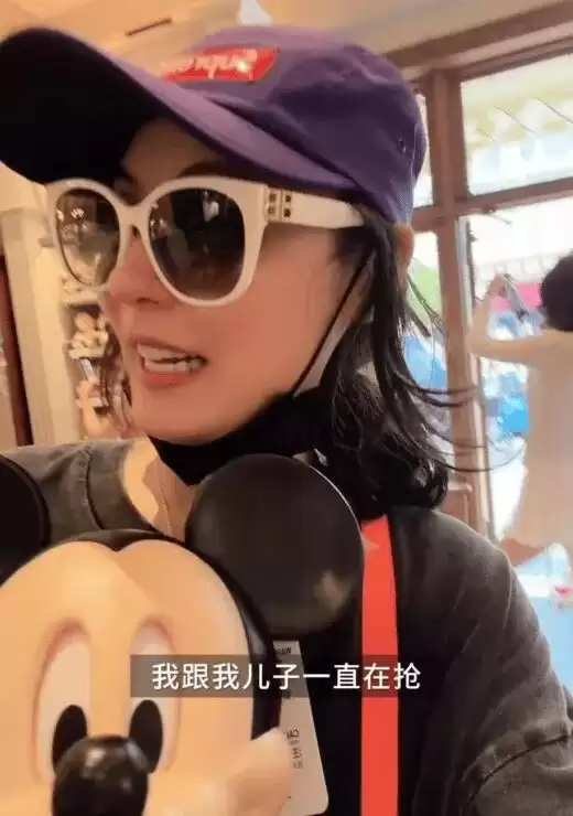 46岁张柏芝带三胎同游迪士尼，一人分饰父母两角