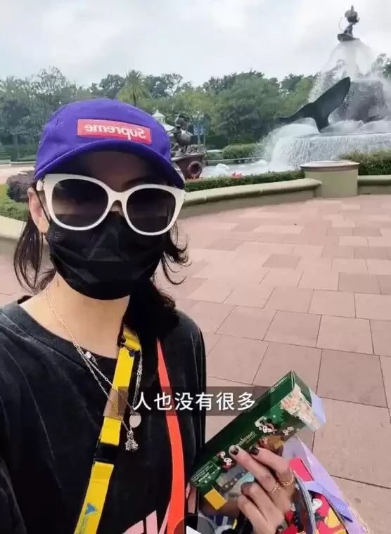 46岁张柏芝带三胎同游迪士尼，一人分饰父母两角