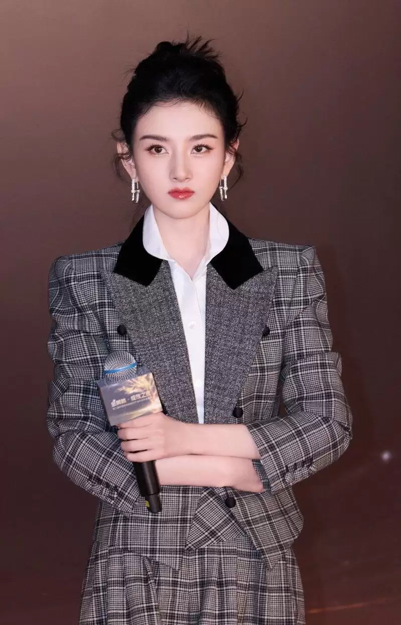 追星成骚扰？宋祖儿片场突遭男粉求婚 心情全写在脸上