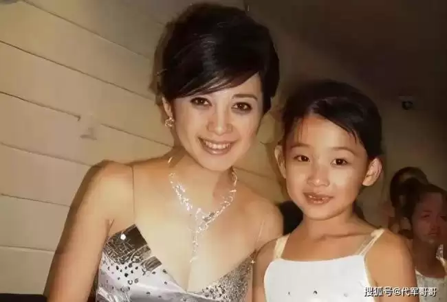 57岁许戈辉现身，如今女儿成为她的骄傲