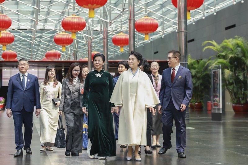 彭丽媛再这件穿“汉服” 陪越南第一夫人参观大剧院