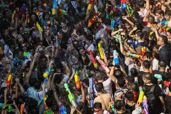 7天242死！泰国泼水节，1200人染红公路