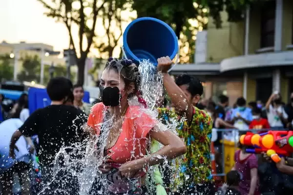 7天242死！泰国泼水节，1200人染红公路