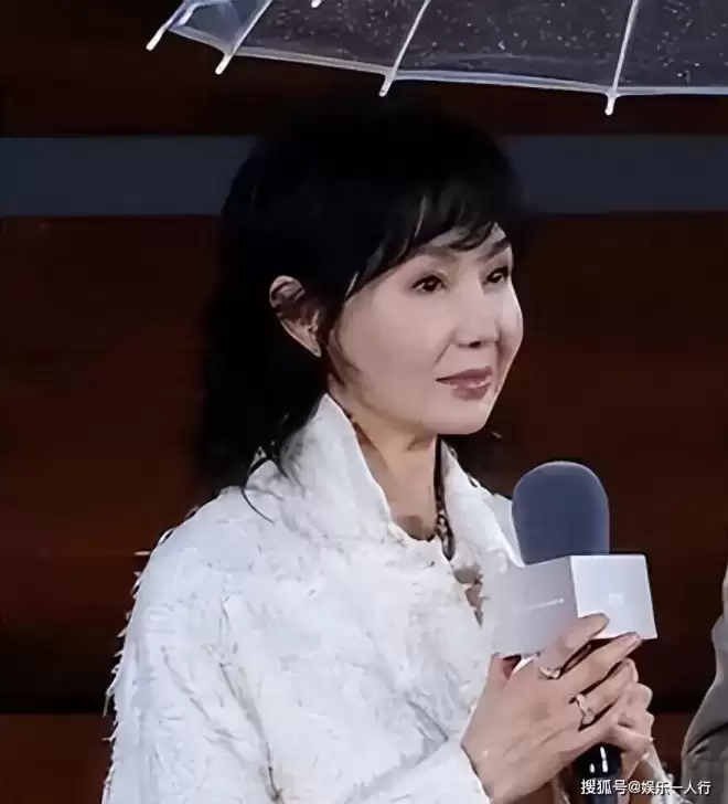 61岁张曼玉现身北京参加活动！脸部僵肿引热议