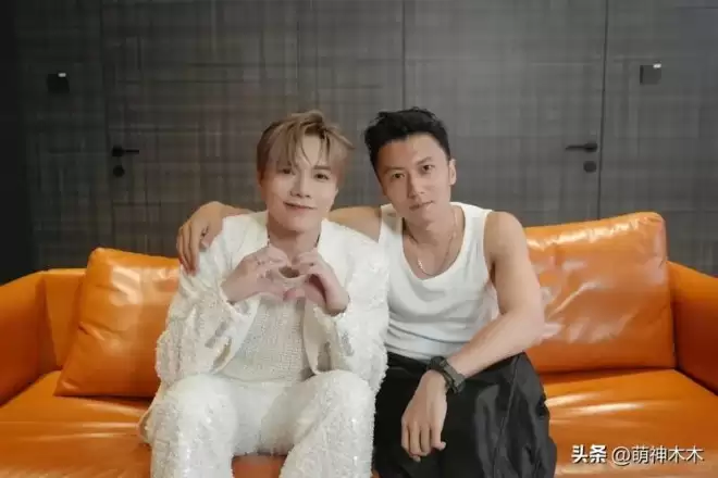 网友: 张敬轩敢来就举报 英皇艺人全遭殃