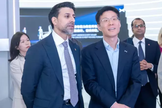 加拿大贸易部长访华 试驾小鹏GX