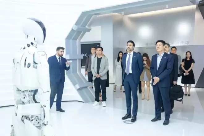 加拿大贸易部长访华 试驾小鹏GX