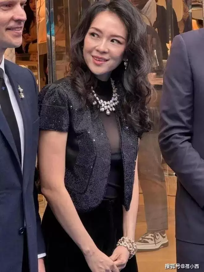46岁章子怡增肥后大变样，穿露背上衣+亮片裙好贵气，差点认不出