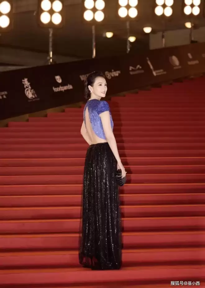 46岁章子怡增肥后大变样，穿露背上衣+亮片裙好贵气，差点认不出