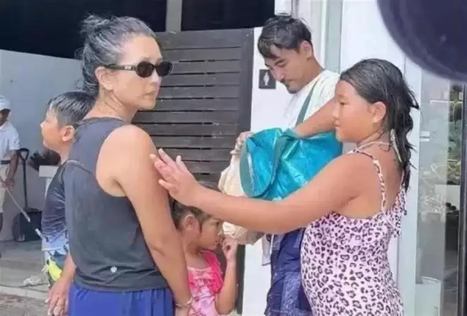 何洁泰国度假,38岁的她满头白发,两女儿颜值身高差太大