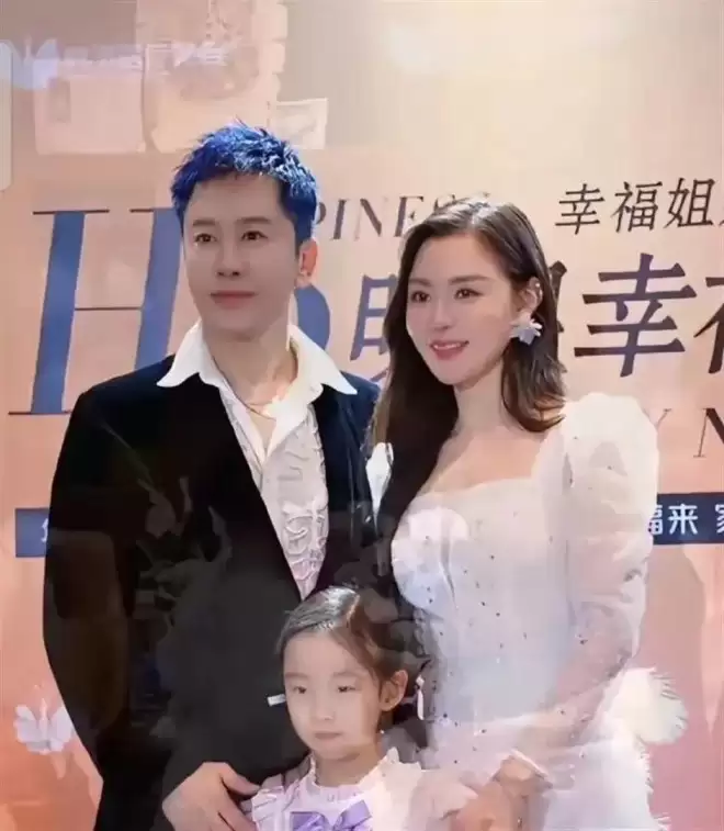 57岁的毛宁和家人的全家福里，幸福感都要溢出来了