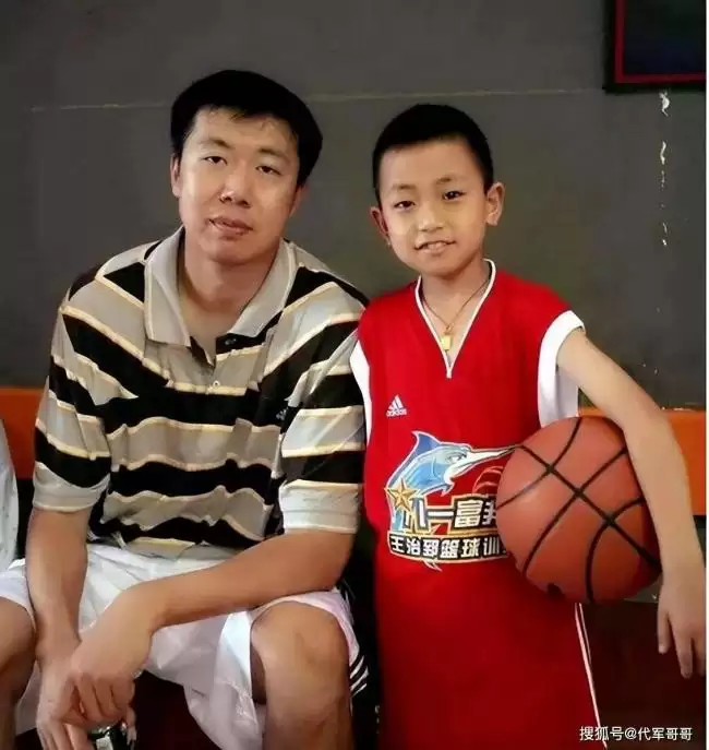 王治郅现状：一婚娶司令女儿 二婚娶小13岁娇妻