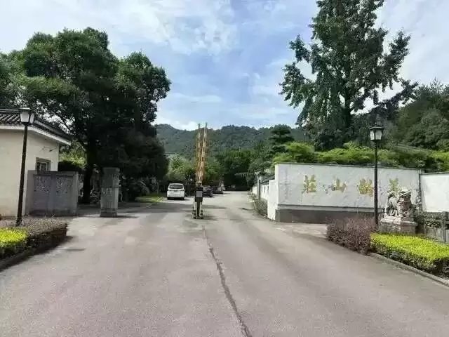 男子花200多万买下蒋介石故居旁“万呎豪宅”养老 竟是公厕
