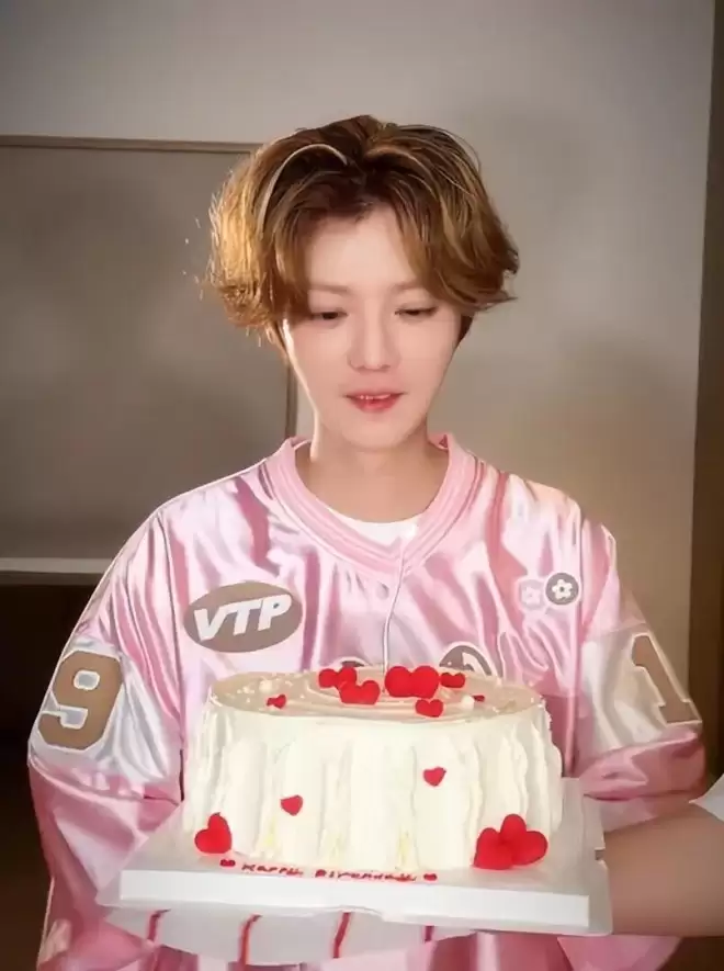床照风波3个月后,鹿晗36岁生日关晓彤很明显了