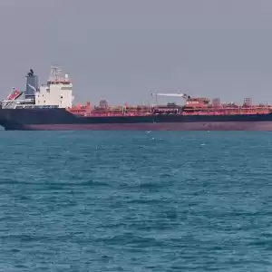 美军再次空袭多艘伊朗油轮，一港口城市传出爆炸声、石油出口枢纽发生泄漏，伊朗强烈谴责
