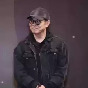 李连杰晒与女儿合照，称面容改变是因为患甲亢...