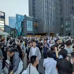 特朗普下榻酒店路口挤爆围观民众：就是想看特朗普的车子