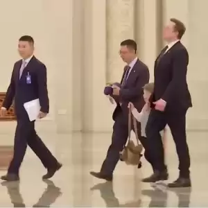 儿子穿新中式上衣现身大会堂 马斯克用中文回应