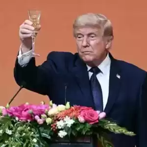 特朗普在中国破例喝酒了？白宫回应