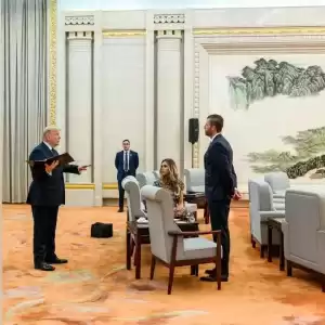 画面曝光：特朗普在中国出席晚宴前认真练习演讲