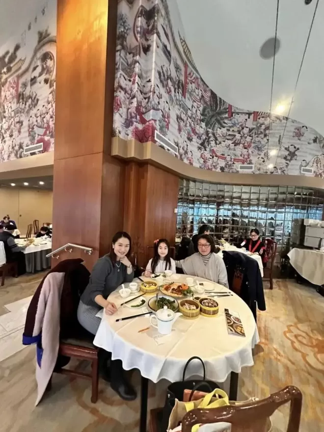 香港知名女星富豪老公罕见露面,女儿复制妈妈美貌