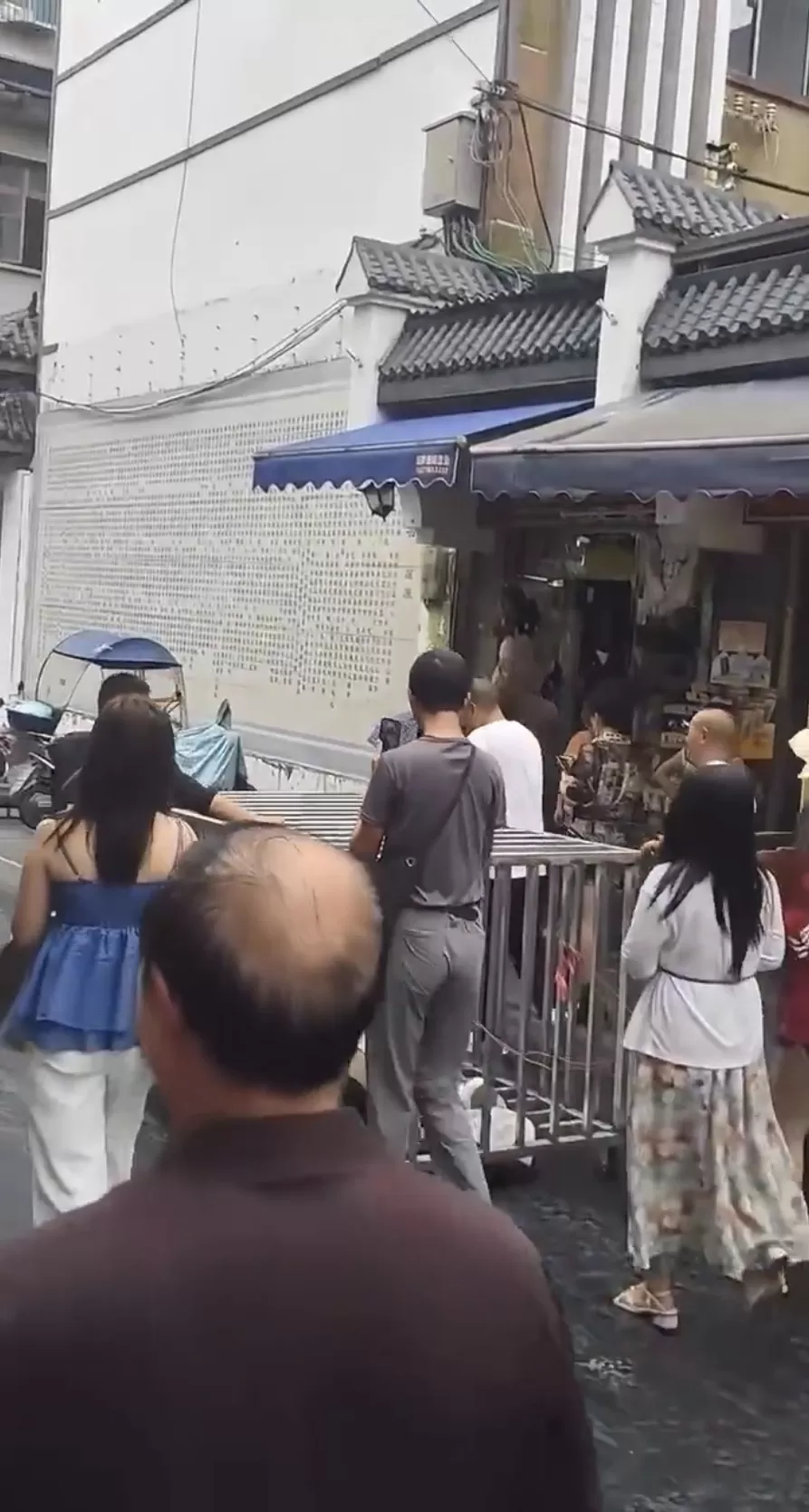 湖南两女遭“浸猪笼”游街  警称博流量拘涉事人员