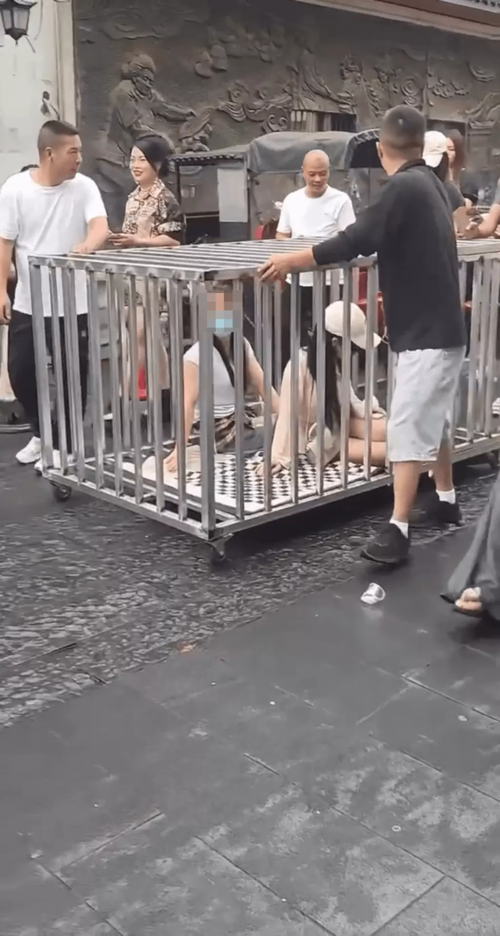 湖南两女遭“浸猪笼”游街  警称博流量拘涉事人员