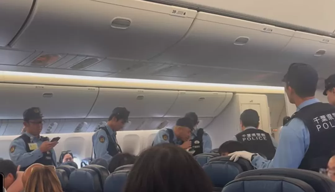 炸锅! 华人大妈飞机上中英文爆粗吐口水 国际航班被迫掉头 警察登机强行带离!