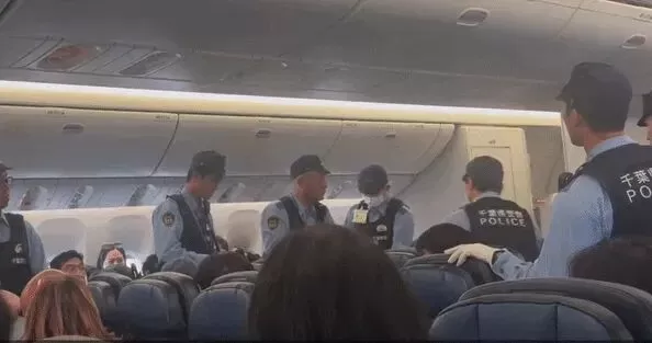 炸锅! 华人大妈飞机上中英文爆粗吐口水 国际航班被迫掉头 警察登机强行带离!
