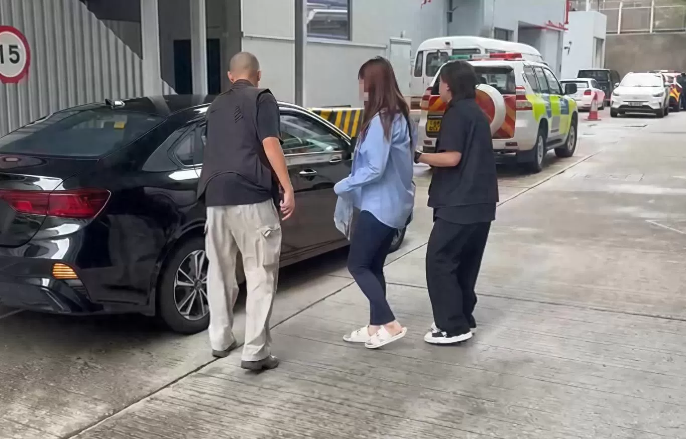 香港史上首位在日本AV业出道的香港女子被重案组拘捕，出道时曾因“恭贺新闻稿”惊动港府亲自出面辟谣！