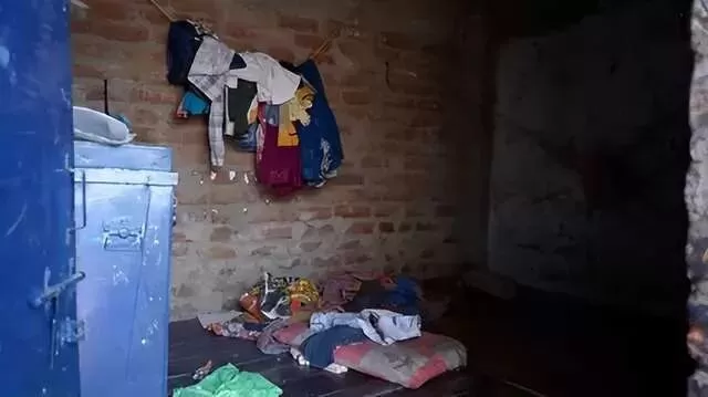 5名男子厕所轮奸28岁母亲，残忍将多件异物塞体内