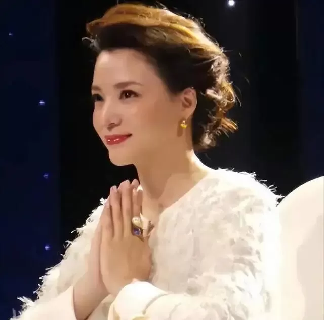 曝央视主持人董卿母亲去世！患癌七年....