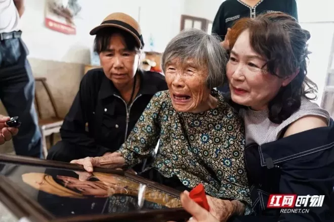 时隔73年，93岁的妻子与20岁的丈夫终于“相见”