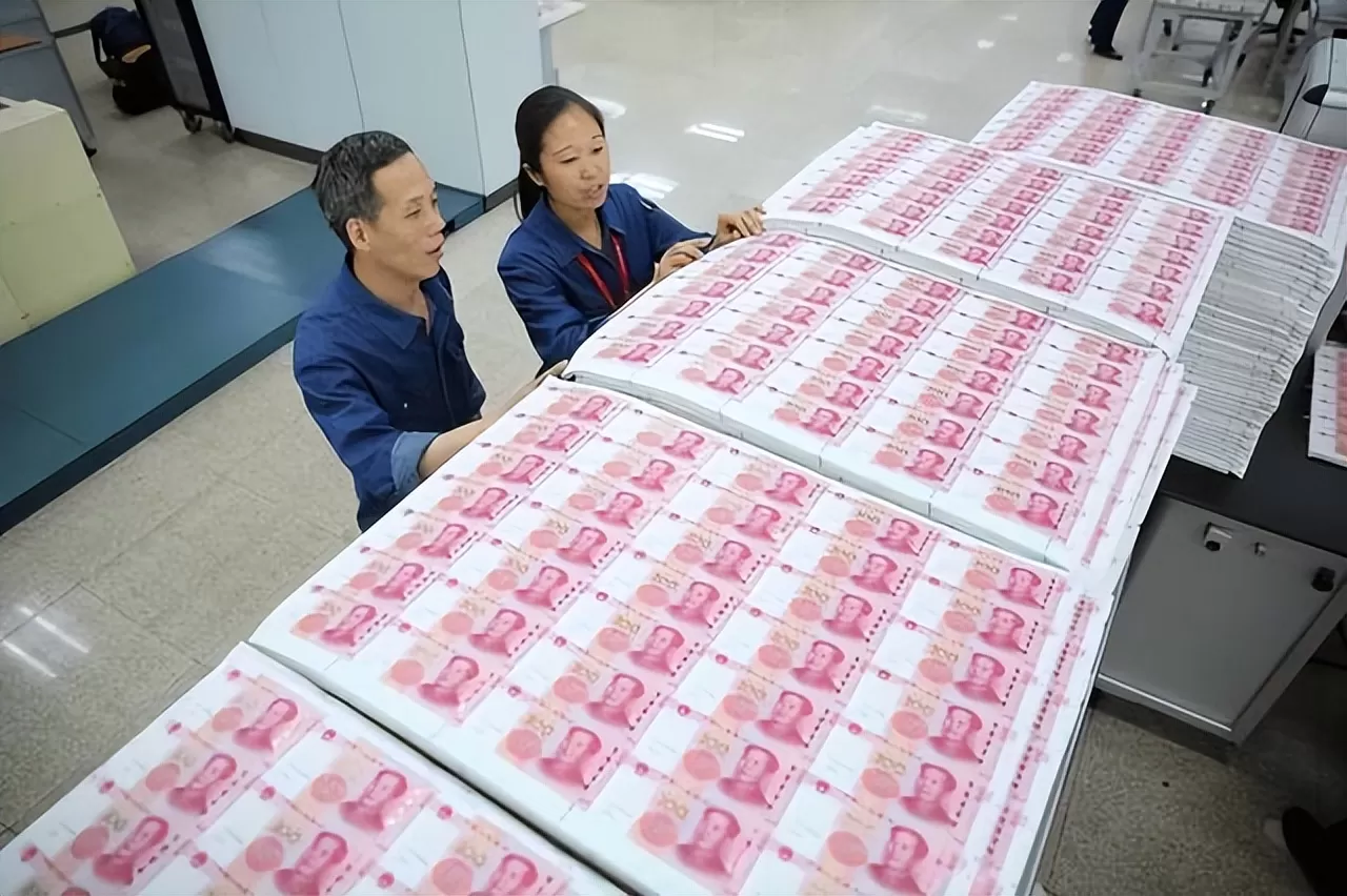 人民币离岸交易杀疯了！六家银行首日干72亿，新加坡慌了！