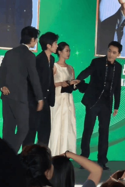 白玉兰晚宴残酷名利场：杨幂、杨紫让C位