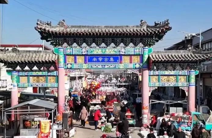 孔子山东故里牌坊倒塌1死6伤 居民：恰逢当地赶大集