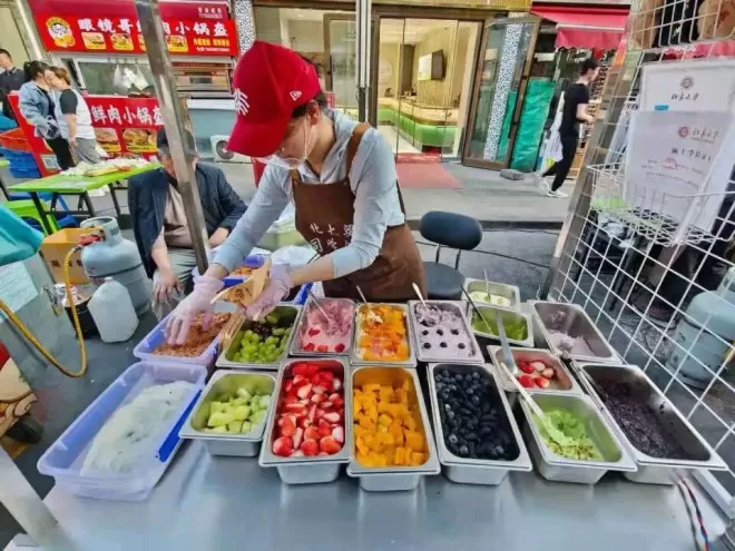 北大女硕士：辞职了，在新疆摆摊