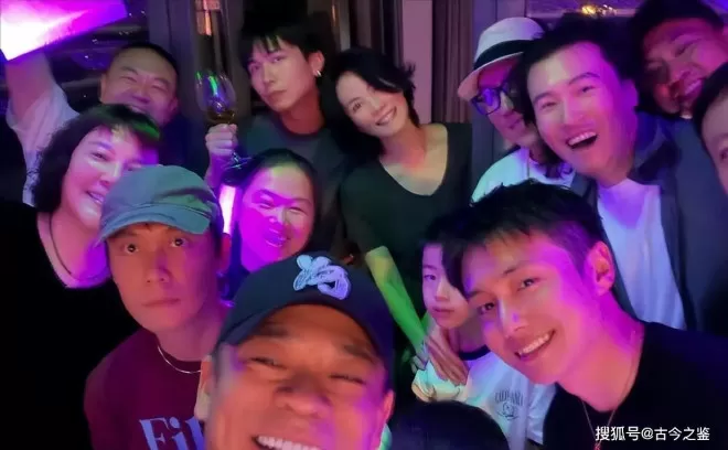 王菲在谢霆锋西安演唱会上嗨疯了，拿荧光棒在台上不断给男友加油