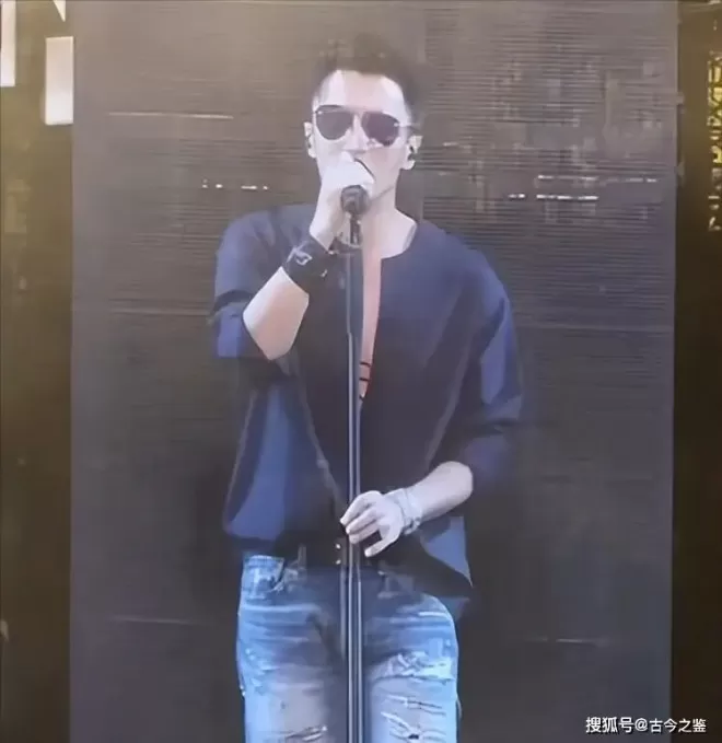王菲在谢霆锋西安演唱会上嗨疯了，拿荧光棒在台上不断给男友加油