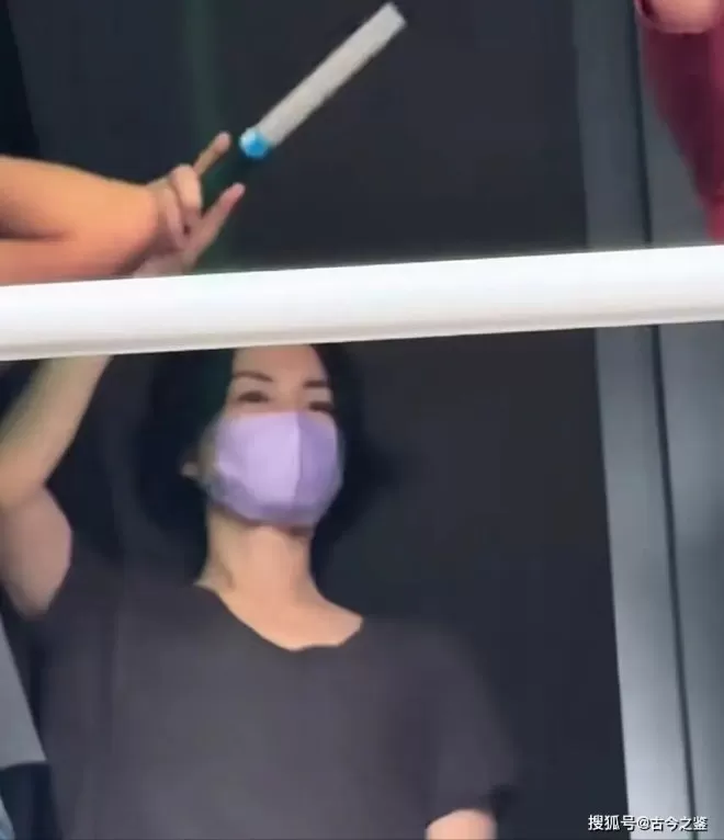 王菲在谢霆锋西安演唱会上嗨疯了，拿荧光棒在台上不断给男友加油