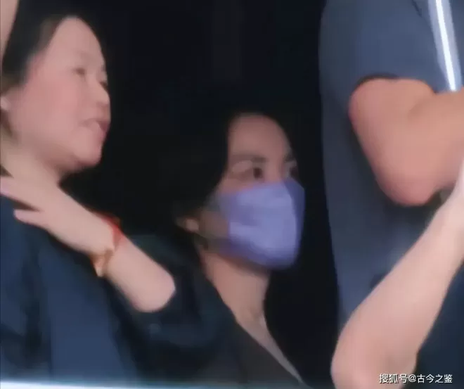 王菲在谢霆锋西安演唱会上嗨疯了，拿荧光棒在台上不断给男友加油